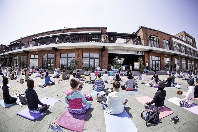 海辺でヨガ＆ピラティスを楽しむイベント「MARINE YOGA」開催