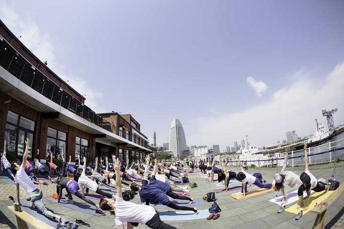 海辺でヨガ＆ピラティスを楽しむイベント「MARINE YOGA」開催