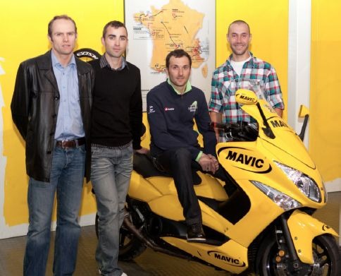 　ジロ・デ・イタリア総合優勝のイバン・バッソがフランスの自転車部品メーカー、マビック本社を訪れ、120人の同社スタッフにまじってアスリートセレブレーションミーティングに出席した。