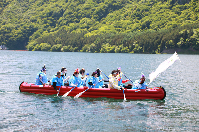 10人乗りのゴムボートレース「赤谷湖Eボート大会」5月開催