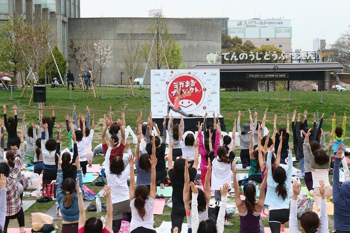 子どもから大人まで参加できるチャリティヨガイベント「てんしばヨガ」開催