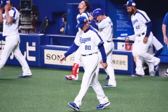 試合終了直後の中日・森監督【写真：荒川祐史】