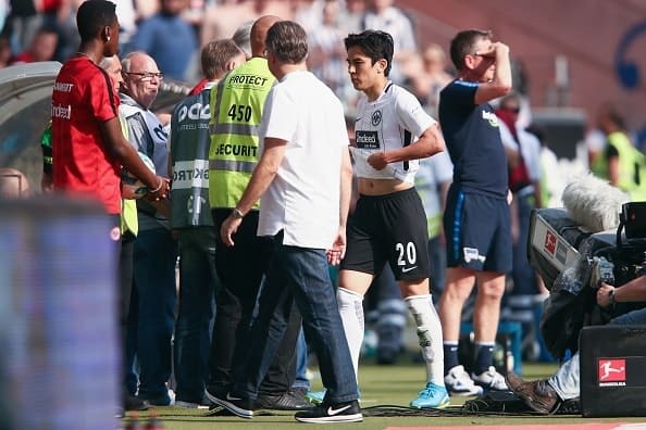 退場を命じられた長谷部 photo/Getty Images