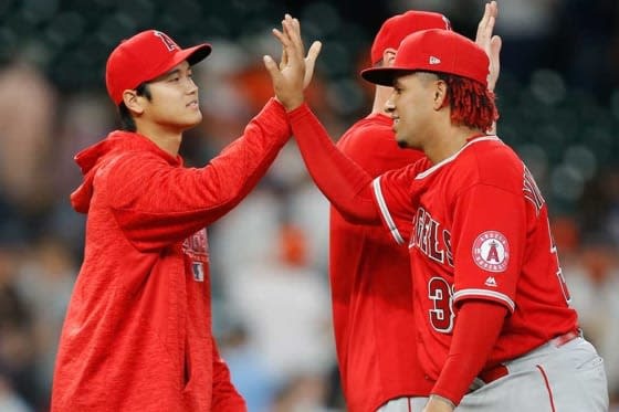 24日、自身の出場はなかったがアストロズ相手に勝利しハイタッチを交わす大谷【写真：Getty Images】