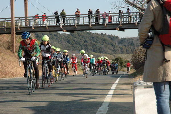 　TCF（東京都自転車競技連盟）普及委員会による2010年最後のジュニアレース＆スクールが12月26日に千葉県のフレンドリーパーク上総で開催された。千葉、東京、神奈川、静岡、埼玉、群馬、福島などから59人の小中学生が参加。エキップアサダの浅田顕代表や女子チームの