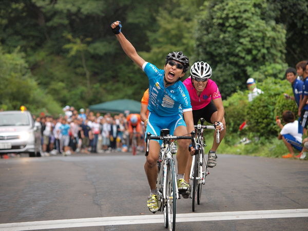 　世界有数の自転車部品メーカーとして知られる大阪府堺市のシマノが持つシマノレーシングに、元学生チャンピオンの西薗良太（東京大）が2011シーズンから加入することになった。監督は野寺秀徳。