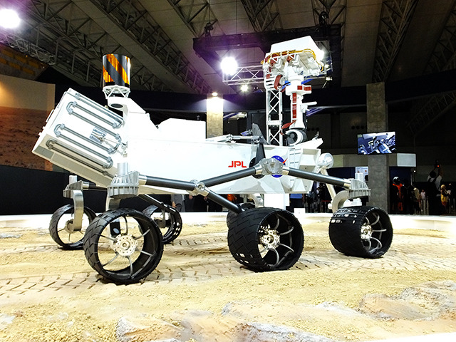 米国外で初めて出展される火星探査車「キュリオシティ」のNASA製実物大モデル