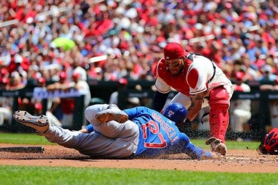 モリーナのタッチを交わし、生還したカブスのアディソン・ラッセル【写真：Getty Images】