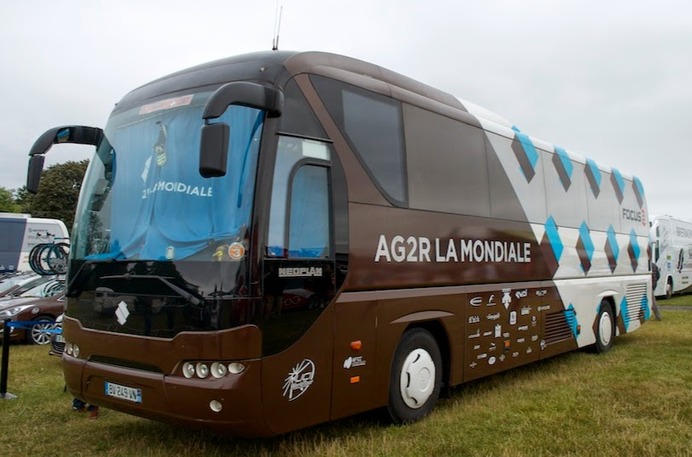アージェードゥーゼルのチームバス（ツール・ド・フランス14）