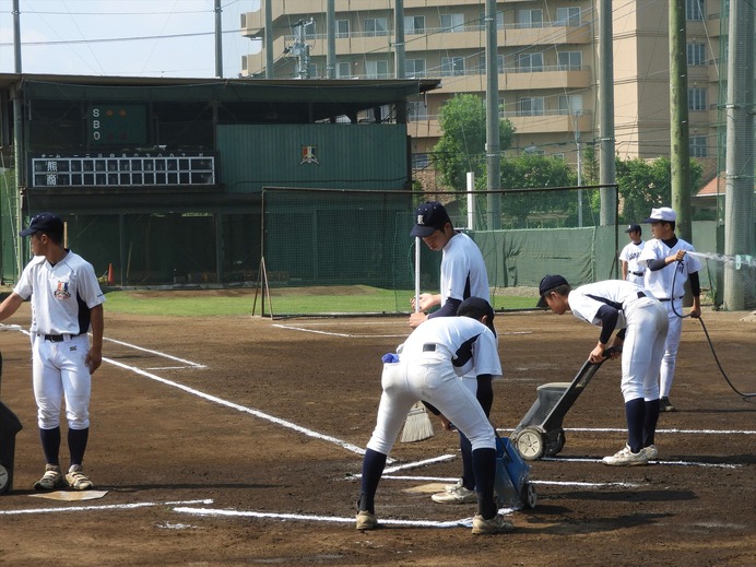 試合の準備をする部員たち