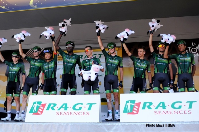 ツール・ド・フランス第17ステージのスタート前には、前日のチーム成績1位の表彰があった