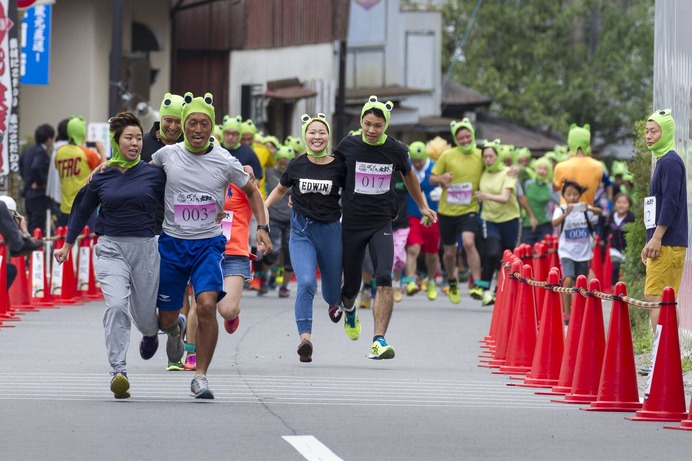 がまマスクをかぶって激走する奇祭「筑波山がまレース」8月開催