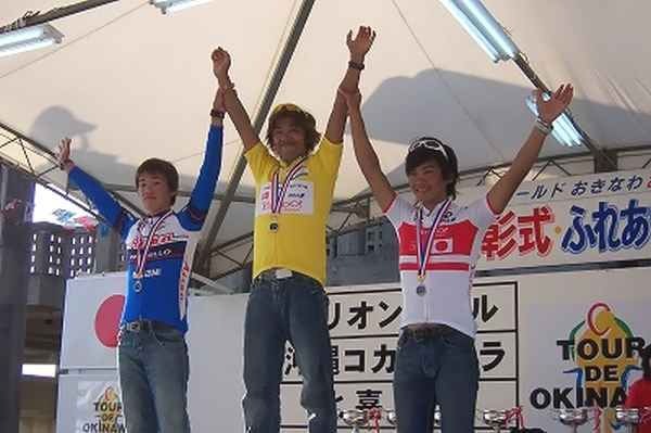 沖縄県名護市で行われた「ツール・ド・おきなわ」で、Team VANGの宮澤選手が初優勝を飾った。地元期待の新城選手も晴らしい走りで3位、4位には清水選手と、チーム力を見せつけたレースとなった。