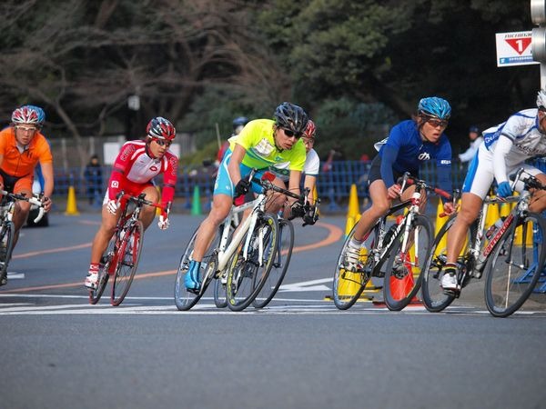 　日本学生自転車競技連盟が主催する第5回明治神宮外苑大学クリテリウムが2月20日、学生スポーツのメッカである東京の明治神宮外苑で行われる。コースは明治記念館前をスタート/ゴールとし、銀杏並木を折り返す1.5kmで、8カテゴリーに総勢265選手がエントリー。シリーズ