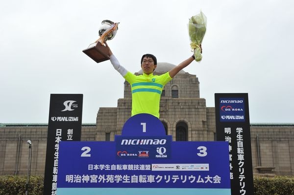 　日本学生自転車競技連盟が主催する第5回明治神宮外苑大学クリテリウムが2月21日、東京の明治神宮外苑特設コースで行われ、西薗良太（東京大）が6位になり、ロードレースカップシリーズの総合優勝を2年連続で飾った。