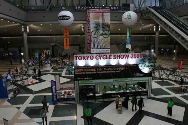 「2006東京国際自転車展」（主催＝インタープレス）が11月17日（金）から19日（日）までの3日間、東京ビッグサイトで開催された。出展企業は日本や欧米はもちろん、台湾をはじめとしたアジア圏からも集まり、見本市的なサイクルショーとして自転車業界の関係者でにぎわ