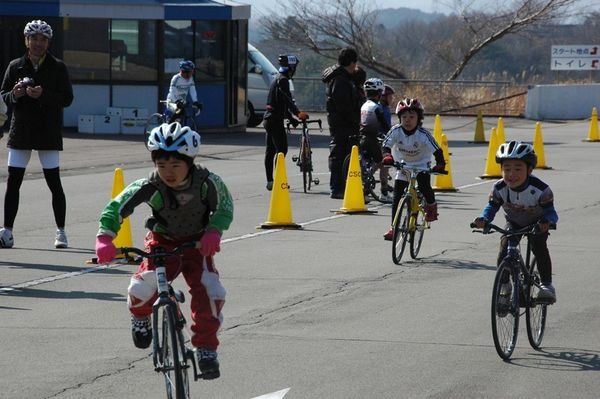 　CSCウインタークリテリウムシリーズ第3戦が2月26日に静岡県伊豆市の日本サイクルスポーツセンターで開催され、クラス1で多田尚史（JFEセキュリティ）、同2で中尾衛（伊豆CSC）、同3で鈴木禄徳が優勝した。次戦は3月19日で最終戦となる