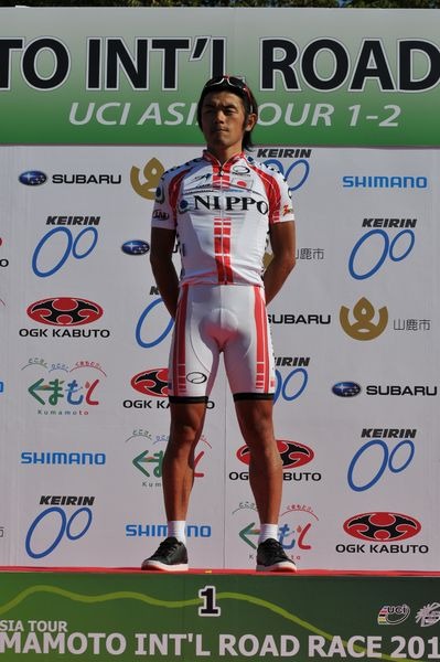 　3月19日にイタリアで開催されるメジャー開幕戦、ミラノ～サンレモにファルネーゼビニの宮澤崇史が出場することになった。同選手は現在の日本チャンピオンで、自転車ロードレースの伝統にのっとって日本の国旗をあしらったナショナルチャンピオンジャージを着用してレ