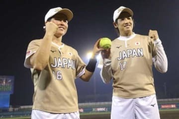 無失点リレーをみせた藤田倭（左）と上野由岐子【写真：荒川祐史】