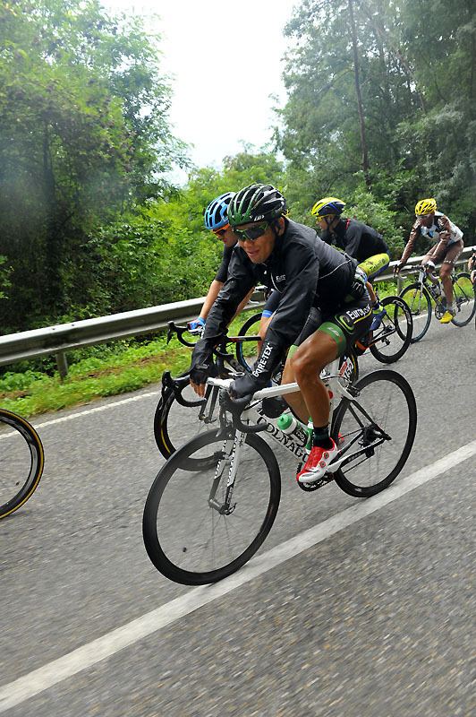 ツール・ド・フランス第19ステージ、雨の中を走行する新城幸也