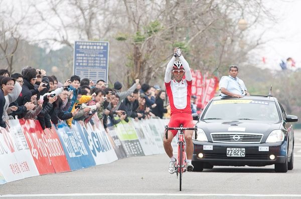 　3月24日にチャイニーズ・タイペイで行われたツール・ド・台湾の第5ステージ（距離111.22km）で日本ナショナルチームの福島晋一（39）が88kmを独走して優勝した。