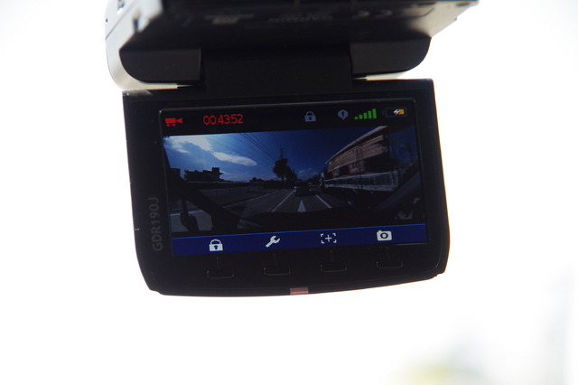 ディスプレイを開けておけば撮影中の映像が表示される。この画面にはGPSの受信状況や録画時間も表示される。