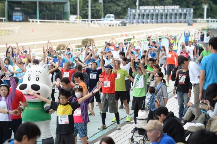 園田競馬場のダートコースを走る「ダートランinそのだけいば」12月開催