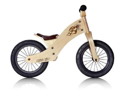 　2歳から遊び感覚で自転車に慣れるための木製キッズバイク「レベルキッズ」が日本で発売されることになった。ペダルがないタイプで、両足で地面を蹴って進む。ドイツのブランドが手がけた銅製品は、ヨーロッパの厳格な基準をクリアしていて、未就学児が自転車に乗る前