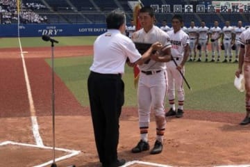 優勝盾を受け取る木更津総合・野尻幸輝【写真：細野能功】