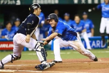 延長10回、気迫の走塁で生還する西武・山川穂高【写真：荒川祐史】