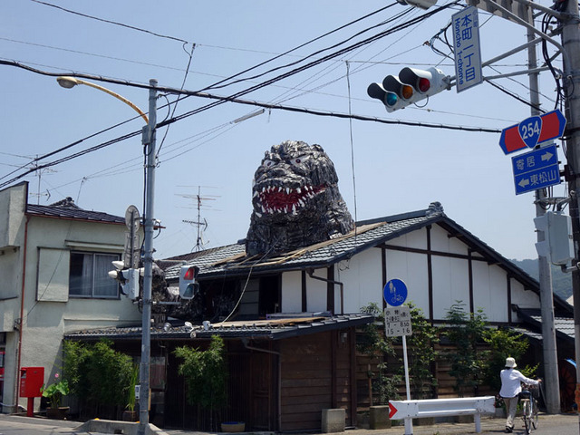 なんだコリャ！民家の屋根を突き破るゴジラが話題