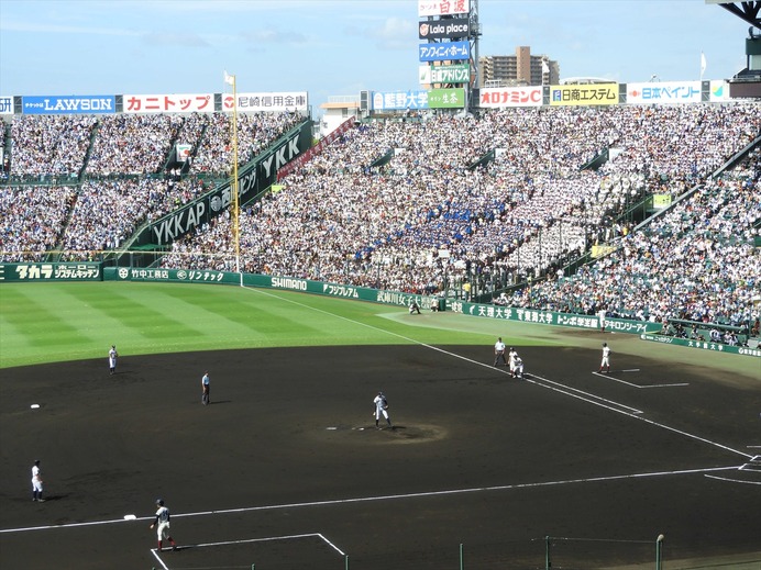 満員の大阪桐蔭応援のアルプス席