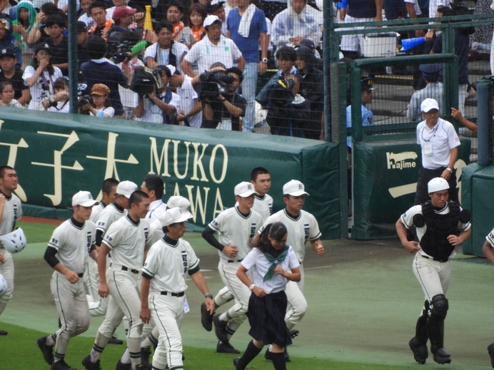 敗れても應援團に挨拶、そんなシーンも高校野球