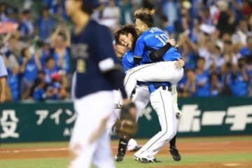 サヨナラ勝利に喜ぶ西武の選手たち【写真：荒川祐史】