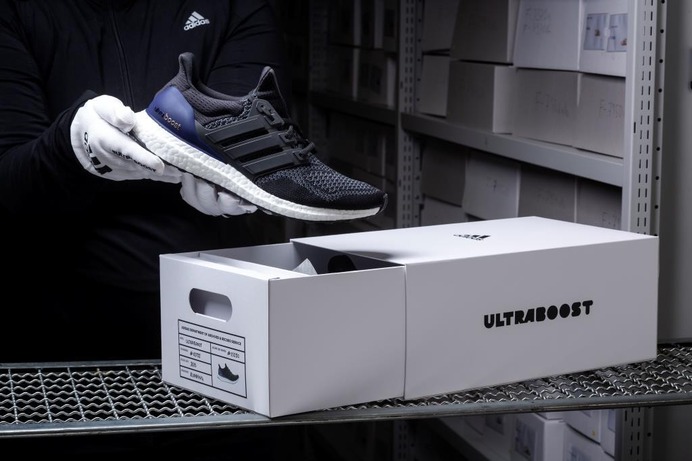 アディダス「UltraBOOST」初期モデルのブラック×ダークパープルを復刻