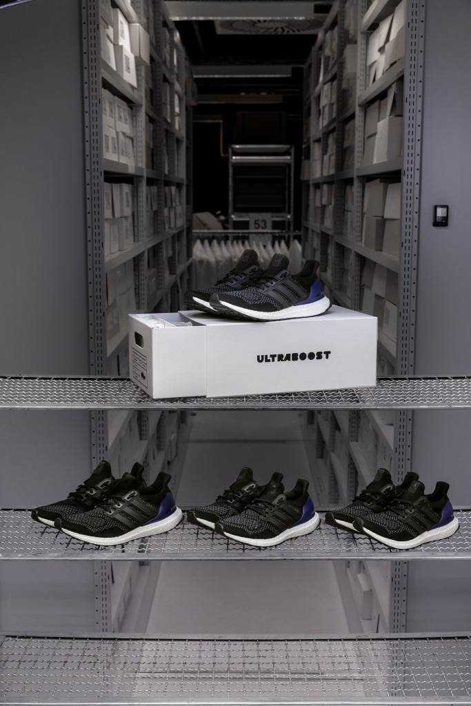 アディダス「UltraBOOST」初期モデルのブラック×ダークパープルを復刻