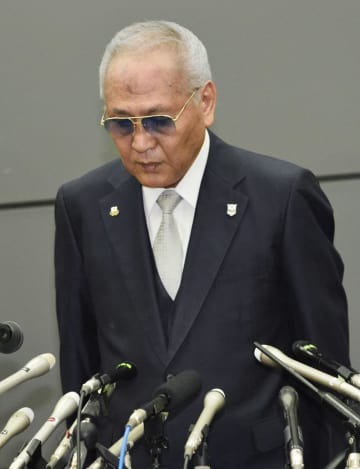 辞任を表明し、頭を下げる日本ボクシング連盟の山根明会長＝8月8日、大阪市