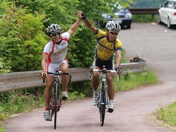 　日本学生自転車競技連盟が主催する全日本学生選手権個人ロードレース大会が、6月18・19日に長野県木曽郡木祖村の奥木曽湖特設コースで行われ、男子は山本元喜（鹿屋体育大）、女子は田中まい（日本体育大）が初優勝した。