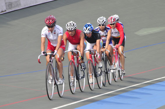 財団法人日本自転車競技連盟・財団法人JKAではオリンピック・トラック自転車競技の新種目に採用されたことを受け、女子自転車競技での未来のメダリスト開拓を行なう施策として、「ガールズ　サマー　キャンプ2011」を今年も行なうことが決定した。