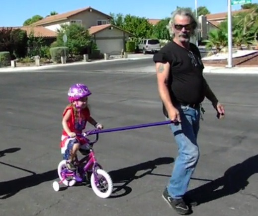 ファンキーなおじいちゃんが孫を安全に3輪車へ乗せようとした結果…