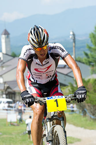 　第24回全日本マウンテンバイク選手権は大会2日目の7月17日、クロスカントリーレースが行われ、女子は片山梨絵（スペシャライズド）が1時間21分59秒92で8連覇を飾った。