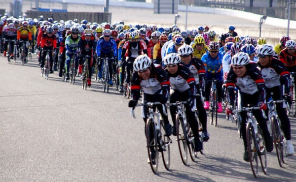 　１月４日に栃木県茂木町のツインリンクもてぎサーキットで「2007もてぎ100kmサイクルマラソン」が行われ、547人が走り初めを行った。同イベントにはブリヂストン・アンカーやスキル・シマノのメンバーも参加し、一般参加者との交流を図った。