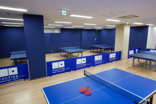 バーカウンターを設置した卓球場「AF TABLE TENNIS」オープン…卓球スクールのタクティブがプロデュース