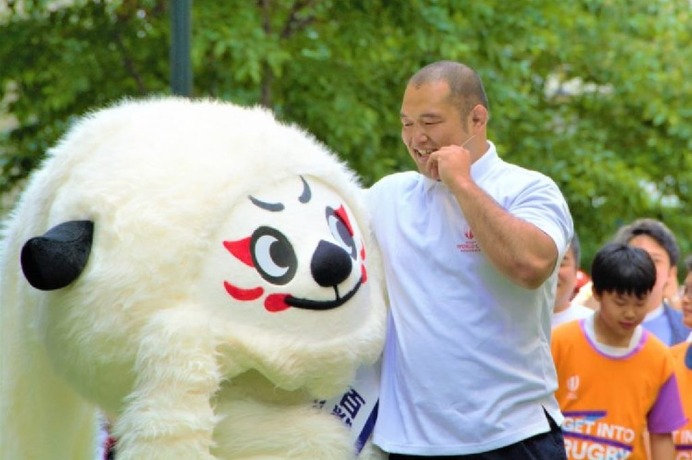 垣永真之介がマスコットに抱きつかれ「母性が爆発しました」…ラグビーW杯PRイベント