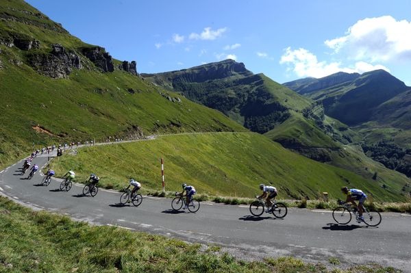 　国内外で開催される自転車レースやイベントなどの日程を掲載した「大会・イベントカレンダー」が最新版に更新されました。海外の主要大会の来季日程や国内の注目大会も掲載されています。
　各イベントの内容（カテゴリー）、開催日や開催地、募集期間などがひと目で