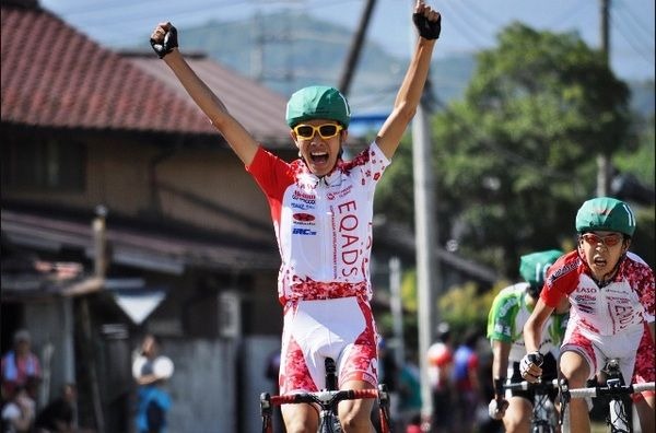 　第59回秩父宮杯埼玉県自転車道路競走が9月18日に埼玉県秩父市で行われ、エキップアサダ強化選手のエカーズが各カテゴリーで優勝。団体優勝の証である秩父宮杯を獲得した。