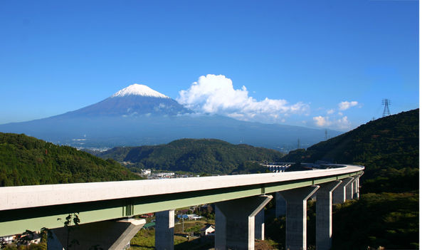 「ふじのくにサイクルフェス2011イン新東名」が11月26・27日に開通前の新東名高速道路で開催され、参加募集の締め切りが9月30日に迫った。