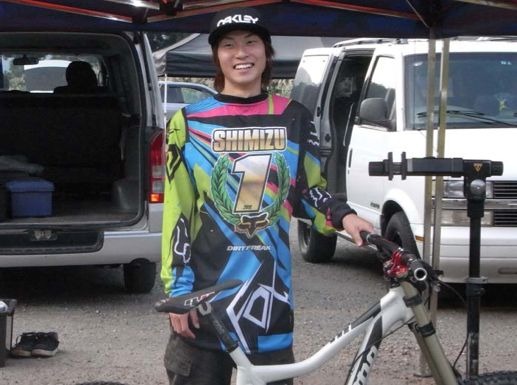 　アキファクトリー所属の清水一輝（19）が2012年のMTBダウンヒル・シリーズチャンピオンを獲得。来シーズンはゼッケン1を付けて走ることが決定した。