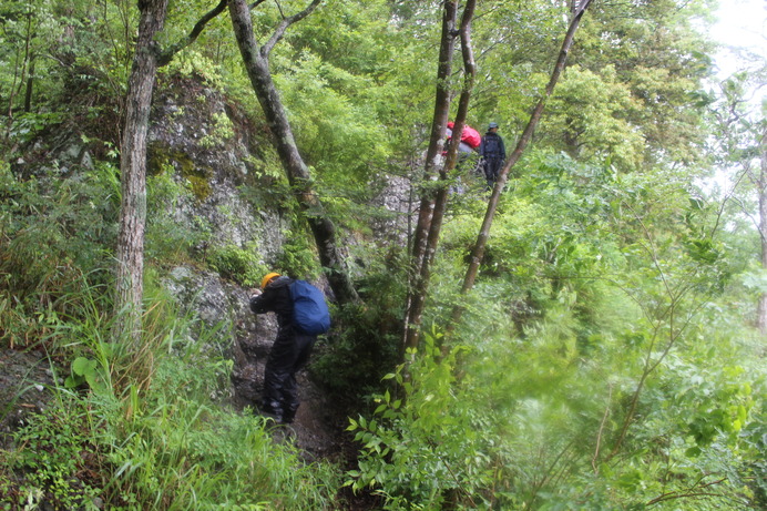 2年前の男体山の写真、その6。健脚コースの鎖場下山風景。雨で鎖と岩が濡れて、更に下山を困難にした。