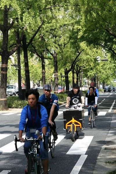 　大阪市のメインストリートである御堂筋に自転車道を設置しようと呼びかけるイベント「御堂筋サイクルピクニック」が10月22日に開催され、約100人のサイクリストが自転車の安全運転励行と自転車道設置の必要性を呼びかけた。（岡田由佳子）